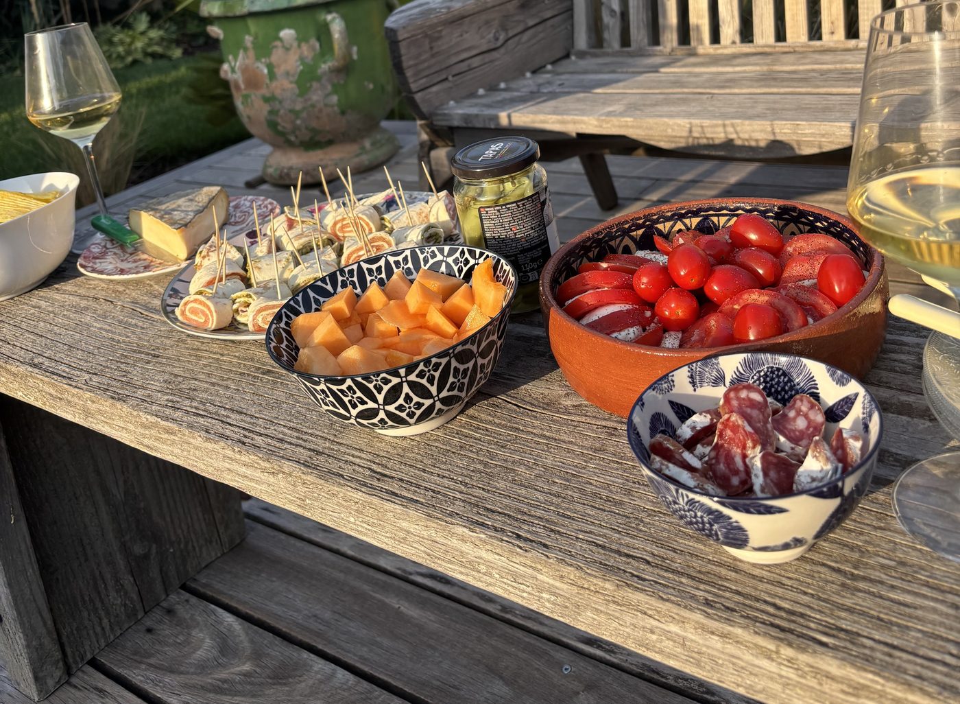 Table dressée avec des plats faits maison