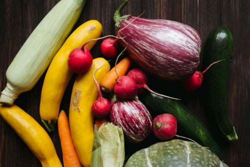 Légumes frais sur une table en bois